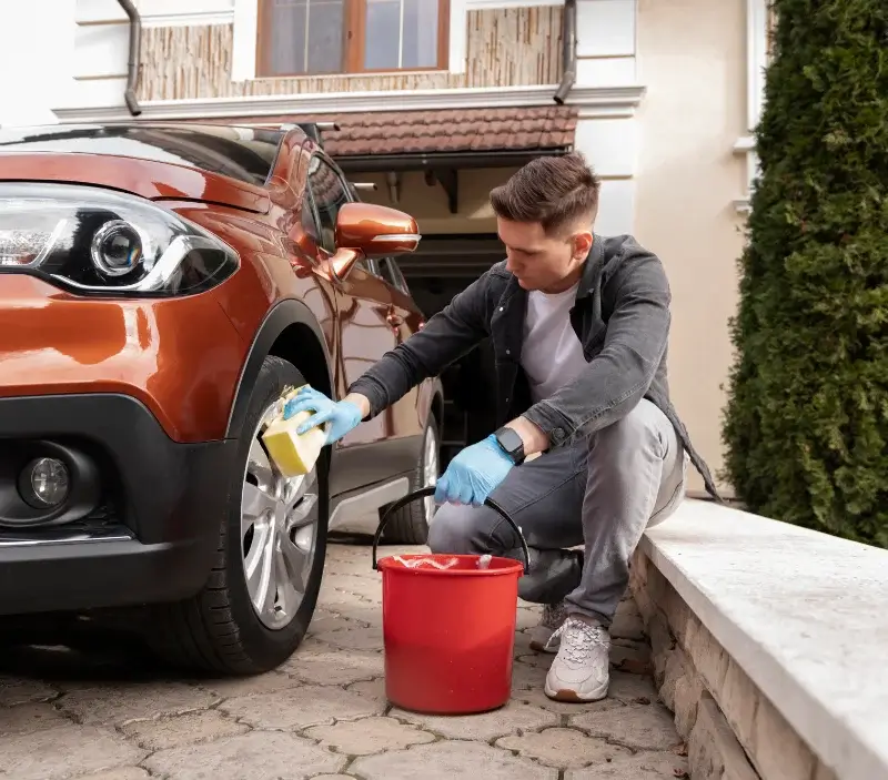 Lavage auto à domicile Wuenheim : professionnel intervenant sur un véhicule